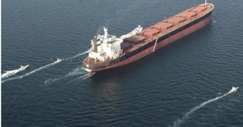 Tàu dầu liên quan Iran đi qua eo biển Hormuz bất chấp Mỹ áp phong tỏa