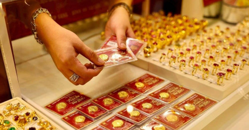 Sức ép địa chính trị đẩy giá vàng thế giới chạm ngưỡng lịch sử