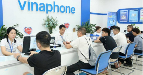 Lo bị khóa SIM, người dân đổ xô đi xác thực, điểm giao dịch quá tải