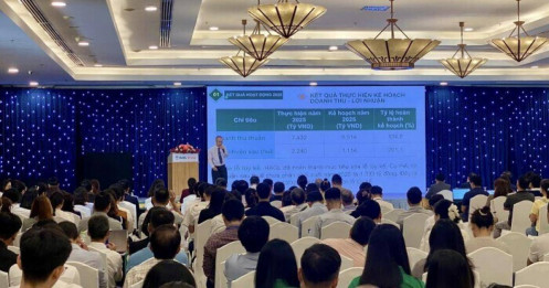 Bầu Đức "đãi" cổ đông chuối và xúc xích cùng tham vọng lãi kỷ lục