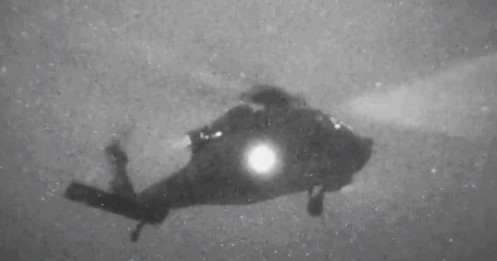 Cận cảnh đặc nhiệm Mỹ đổ bộ tàu Iran lúc nửa đêm, eo biển Hormuz nóng rực