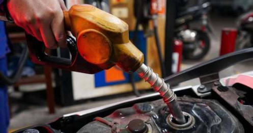 Giá xăng giảm về sát 23.000 đồng