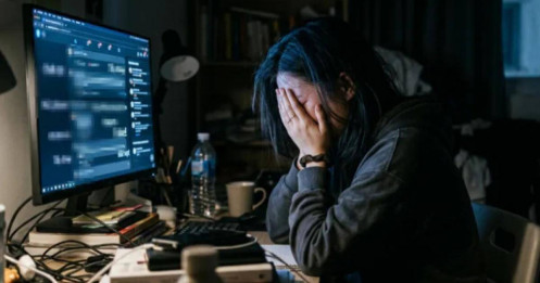 Một lần share sai, trả giá cả tương lai: Nói sai trên mạng có thể đi tù