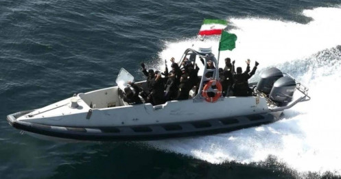 Đội xuồng Iran có thể thách thức hải quân Mỹ ở eo biển Hormuz