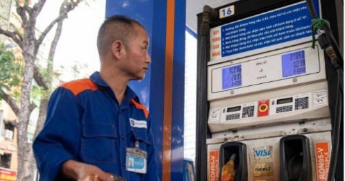 Giá xăng giảm về dưới 23.000 đồng một lít