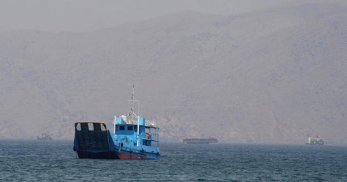 Ông Trump phát lệnh "quét sạch" tàu Iran tại eo biển Hormuz