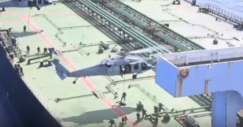 Mỹ tung video đặc nhiệm đu dây, chặn bắt tàu chở dầu Iran giữa Ấn Độ Dương