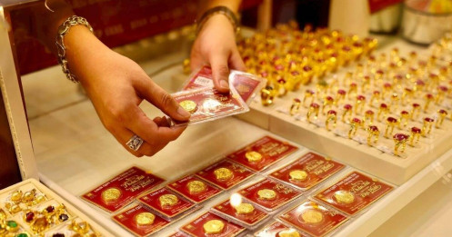 Vàng thế giới hạ nhiệt, SJC vẫn lội ngược dòng tăng mạnh