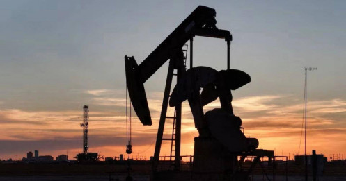 Dầu Brent vượt mốc 105 USD giữa vòng vây phong tỏa eo biển Hormuz