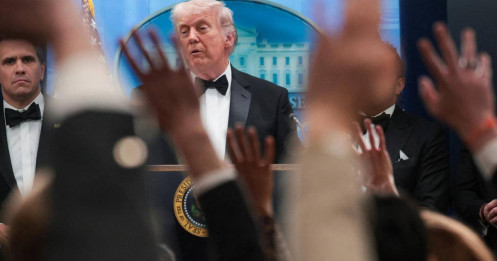 Khi tiếng súng trở thành "đòn bẩy" chính trị của ông Trump