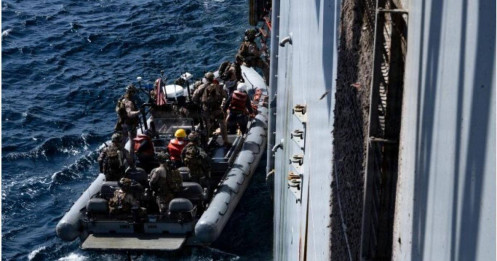 Binh sĩ Mỹ đổ bộ, khám xét tàu hàng gần Iran