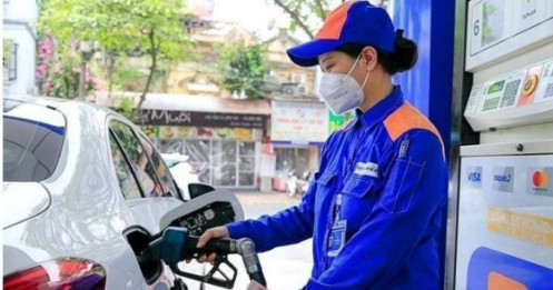 Giá xăng RON 95 tăng 870 đồng/lít