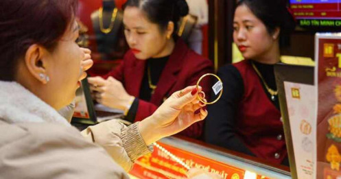 Nên vay vàng trong dân hay khuyến khích người dân bán vàng?