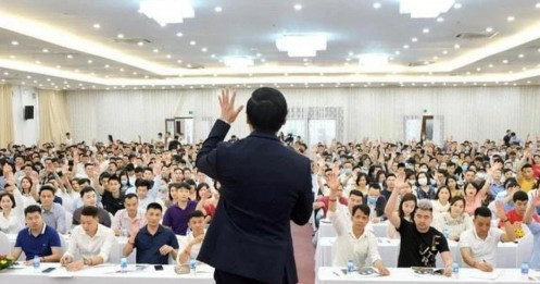 Công ty “dạy làm giàu” rút lui: Chủ tịch từ chức, đóng mảng đào tạo giữa lúc thị trường co hẹp