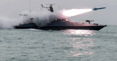 Iran tuyên bố phóng tên lửa vào tàu chiến Mỹ, Washington bác bỏ