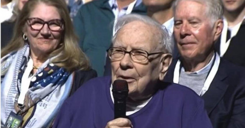 Huyền thoại Warren Buffett khen "Tim Cook kiếm tiền giỏi hơn tôi"