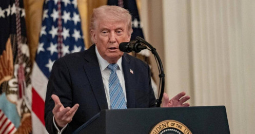 Ông Trump thông báo dừng chiến dịch hỗ trợ tàu qua Hormuz