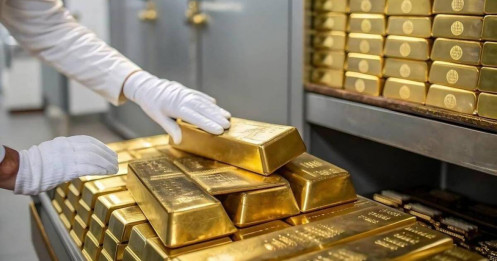 SJC "đứng yên" nhìn thế giới bứt phá lên gần 4.800 USD