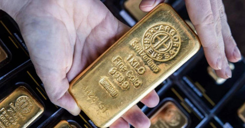 Vàng thế giới "nín thở" trước ngưỡng cửa 4.900 USD
