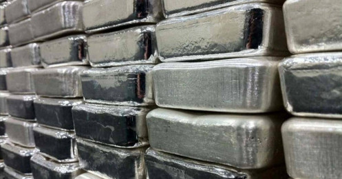 Bạc tăng sốc 11% "đánh bại" vị thế độc tôn của vàng