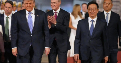 Trung Quốc trải thảm đỏ đón ông Trump ở sân bay Bắc Kinh