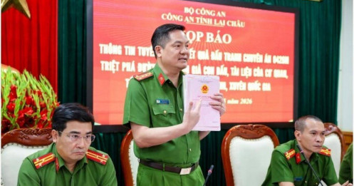 Đường dây làm giả 10.000 giấy tờ, thẻ ngành, sổ đỏ bị bắt