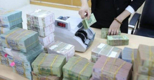 Vì sao người dân đổ xô giữ tiền mặt nhiều chưa từng thấy?
