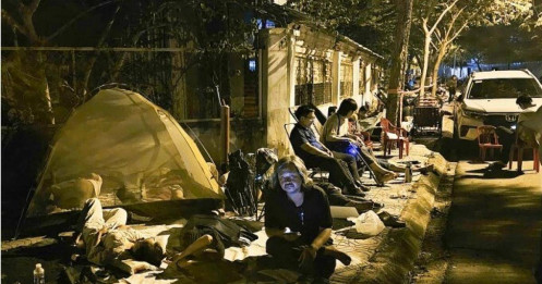 Xếp hàng xuyên đêm đăng ký mua nhà ở xã hội tại Nha Trang