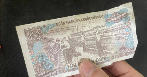 Chuyện khó tin: Chờ cả chiều để nhận hơn 2.000 đồng hỗ trợ bão lũ