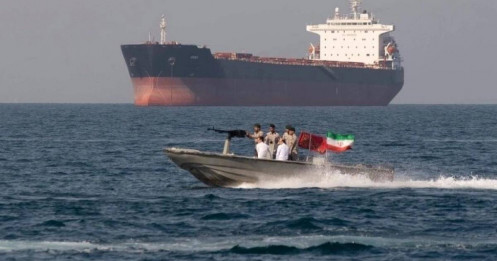 Iran tuyên bố bắn cảnh cáo 4 tàu định vượt qua Hormuz
