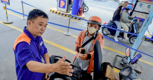 Hãng xe buộc công khai khả năng dùng xăng E10