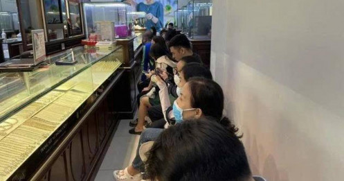 Người Việt xếp hàng mua vàng, còn thế giới đang âm thầm nhìn sang bạc?