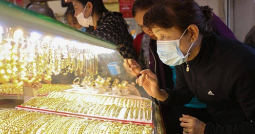 Vàng SJC áp sát đỉnh mới bất chấp gọng kìm từ đồng USD mạnh