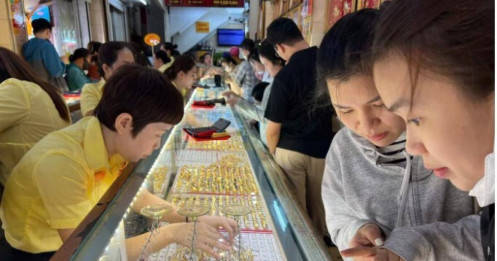 Dòng tiền đang đổ vào vàng trang sức, điều gì đang xảy ra?