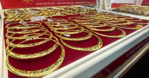 Người ôm vàng "thất thế"?