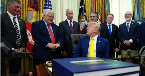 Ông Trump công bố gói cứu trợ 700 triệu USD vực dậy ngành than