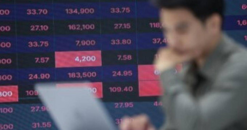 Tiền vào chứng khoán thấp nhất một năm