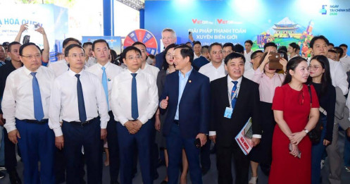 Gian hàng của Sacombank thu hút khách quốc tế tại lễ hội tài chính số 2026