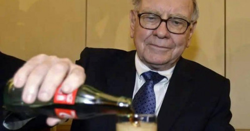 Warren Buffett có thể ngồi ăn hamburger, uống Coca-Cola, rồi kể mấy câu chuyện về đầu tư mà hàng triệu người vẫn chăm chú lắng nghe bởi vì ông là Warren Buffett