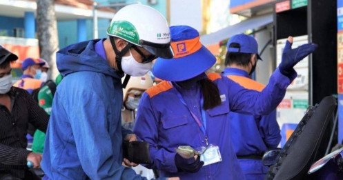 Loạt yếu tố bất ngờ khiến giá xăng dầu lao dốc?