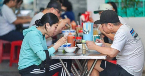 Giá xăng đã giảm hơn 21.000 đồng/lít từ đỉnh, vì sao nhiều mặt hàng vẫn chưa hạ giá?