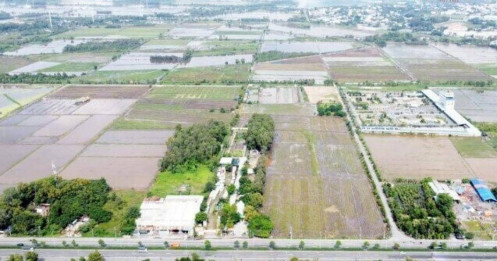 Cắt lãi, bán lỗ vẫn ế: Điều gì đang xảy ra với thị trường đất nền?