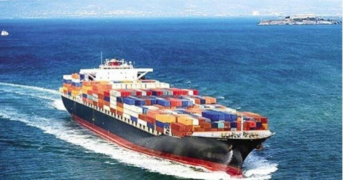Doanh nghiệp đổ xô vận chuyển hàng trước hạn áp thuế, giá cước vận chuyển container tăng dựng đứng