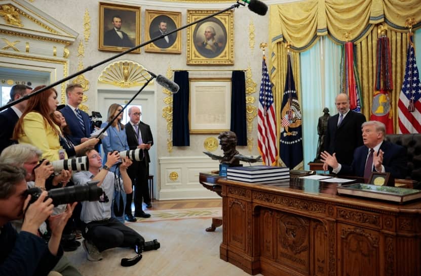 Ông Trump tiết lộ thời điểm giá xăng sẽ "lao dốc"