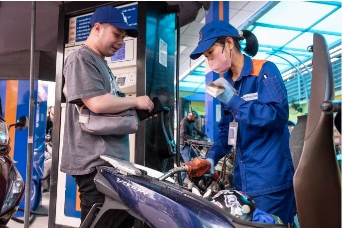 Đề xuất tạm ứng quỹ bình ổn 4.000-5.000 đồng mỗi lít xăng dầu