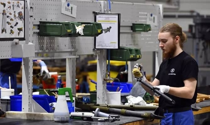 Châu Âu đau đầu với bài toán 'súng và bơ' vì chiến sự Iran