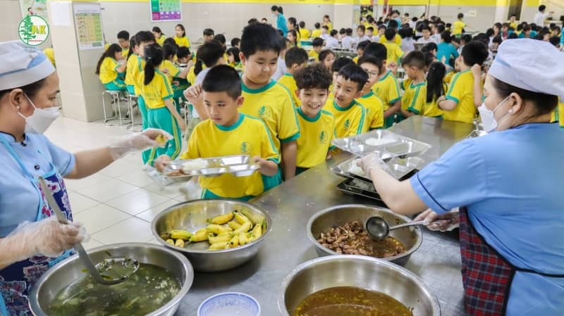 Chặn vòi bạch tuộc thực phẩm bẩn từ cổng trường