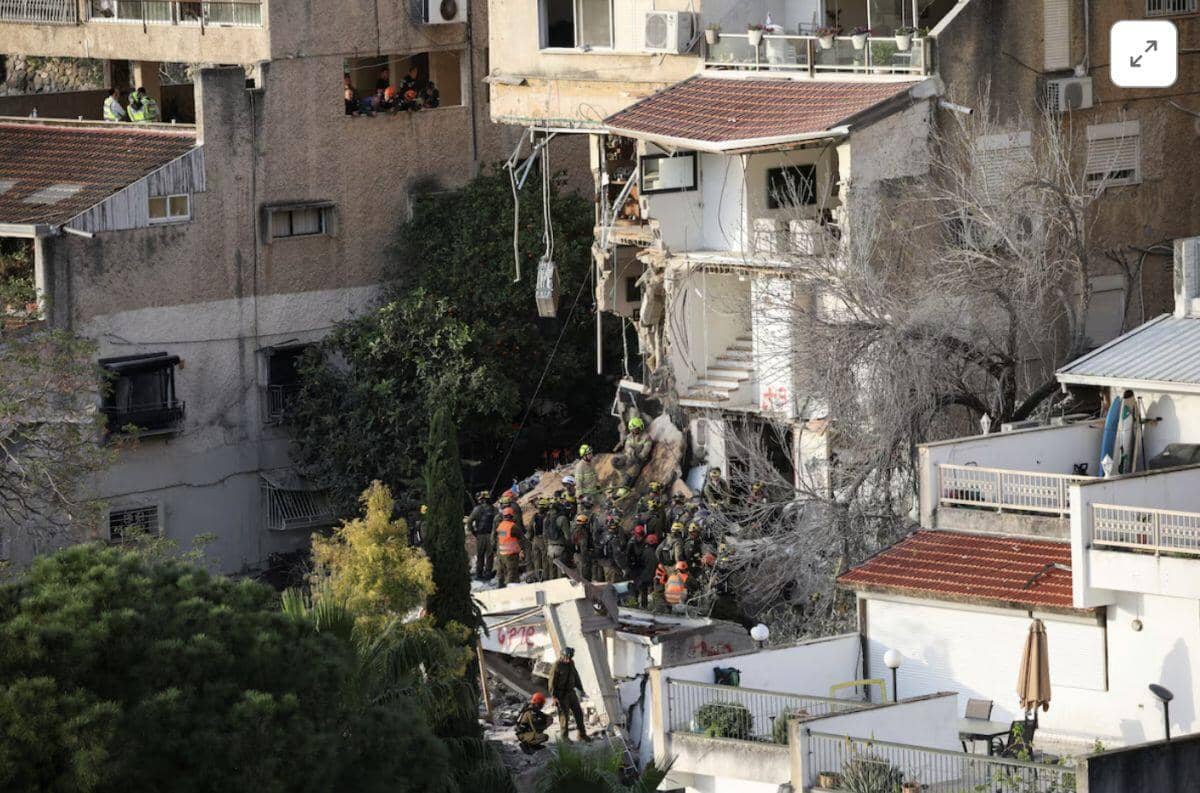 Iran tuyên bố không mở eo biển Hormuz, thách thức Mỹ