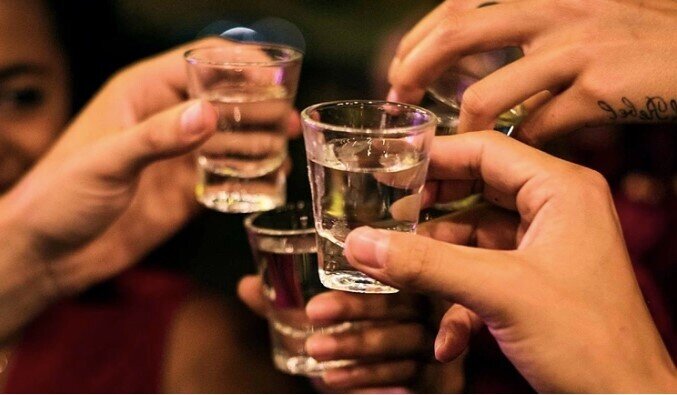 Ép buộc người khác uống rượu bia bị phạt tới 3 triệu đồng