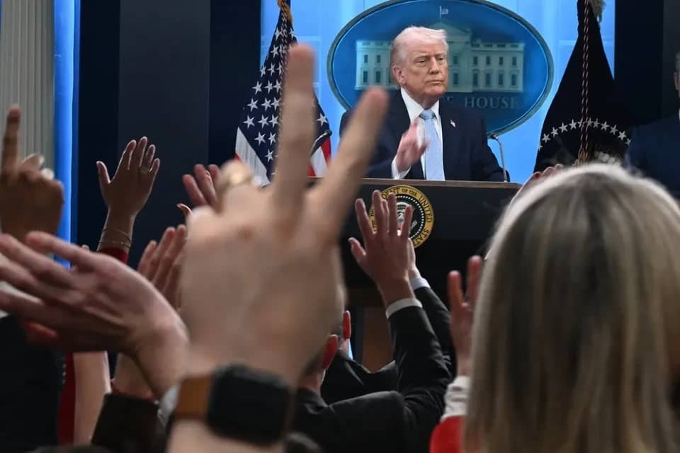 Donald Trump "đòi" quyền thu phí tại "yết hầu" Hormuz?